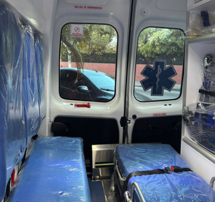 Interior de ambulancia de transporte asistencial básico